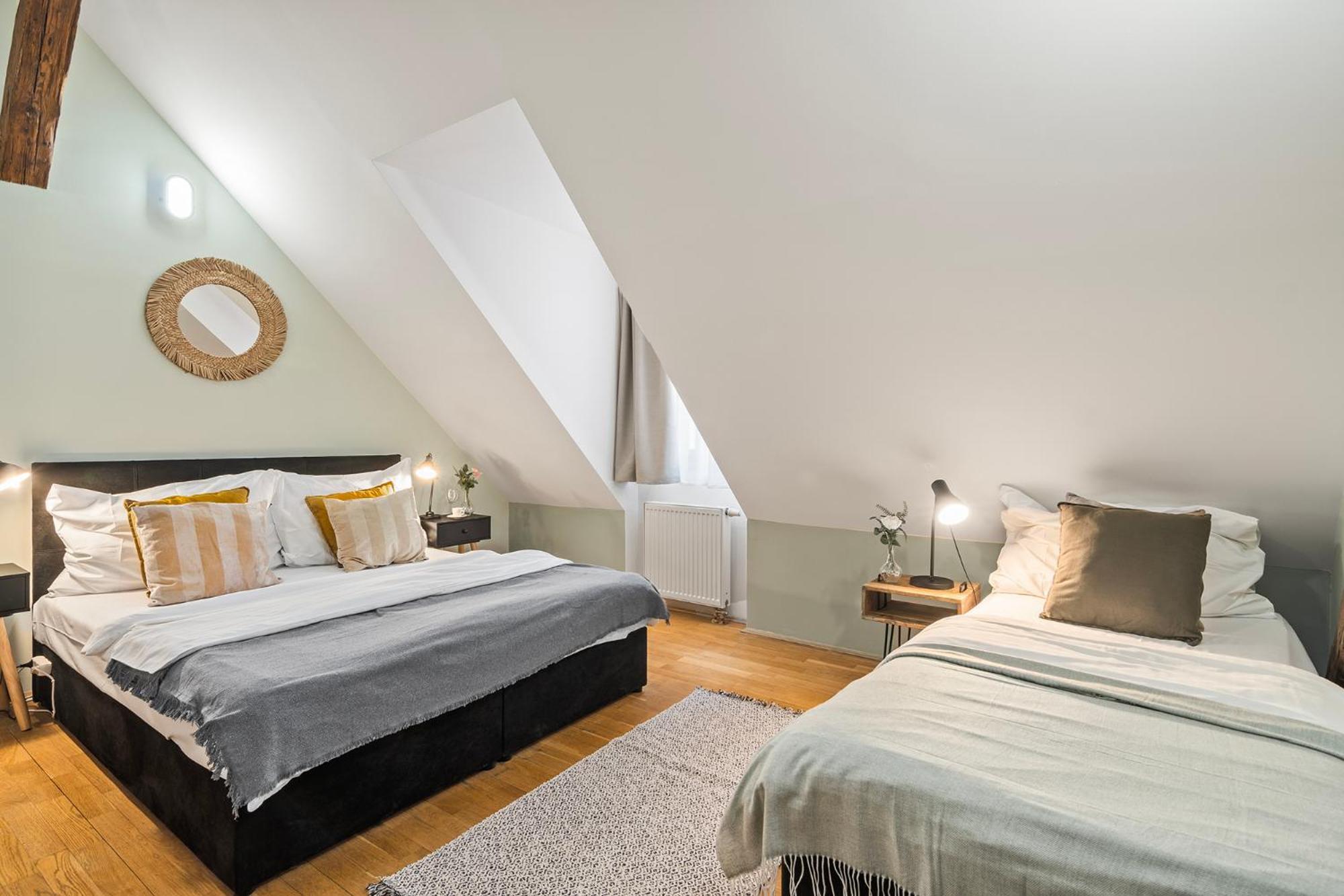 Charles Bridge Historical Apts By Michal&Friends Prag Exterior foto